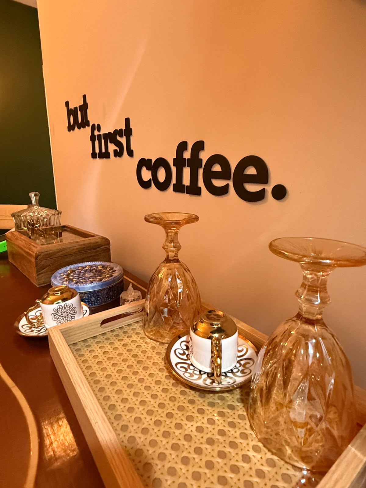 Cantinho do café preparado para receber clientes