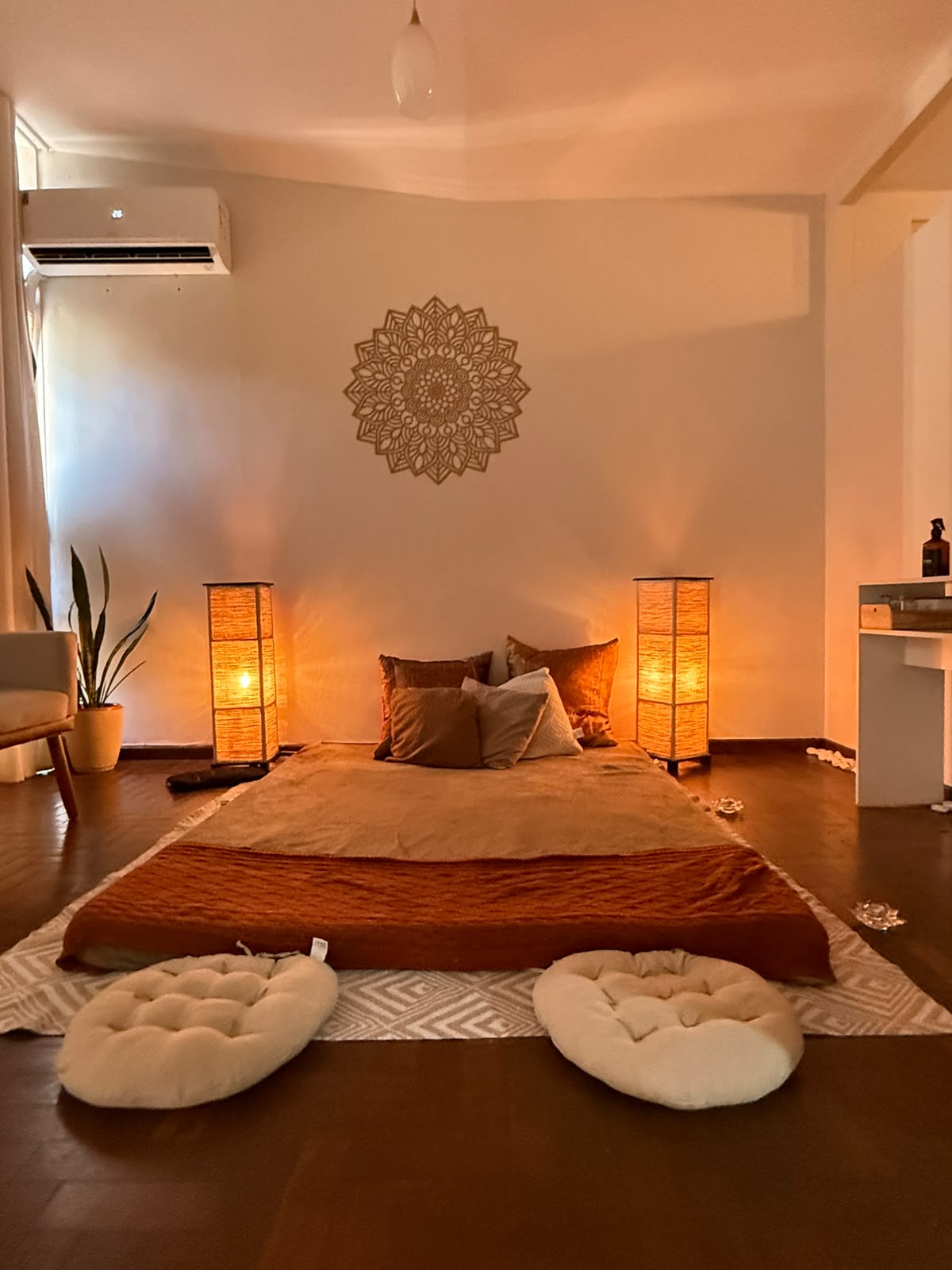 Sala acolhedora do Studio Lótus com iluminação quente e almofadas