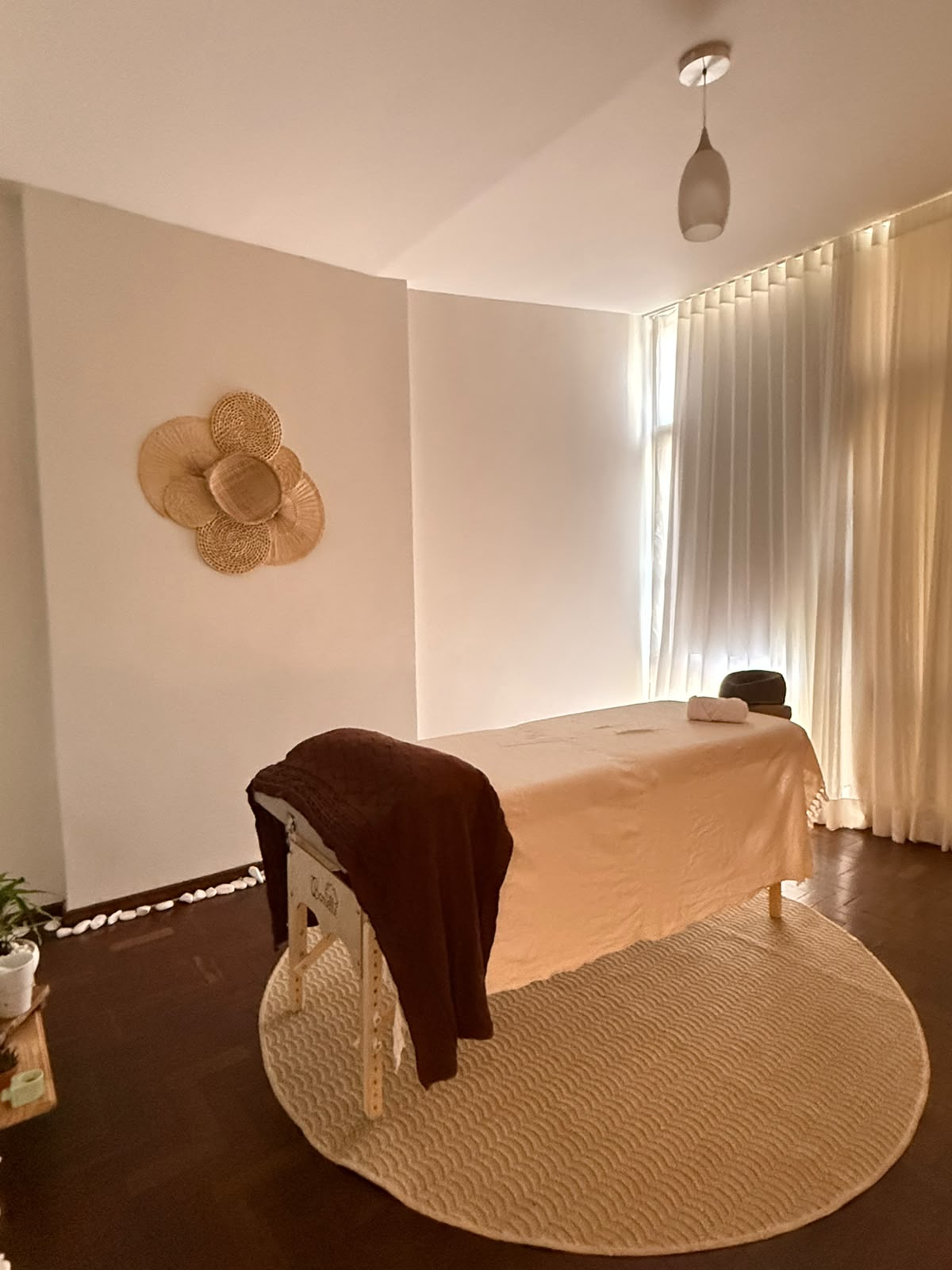 Sala terapêutica com maca e decoração natural